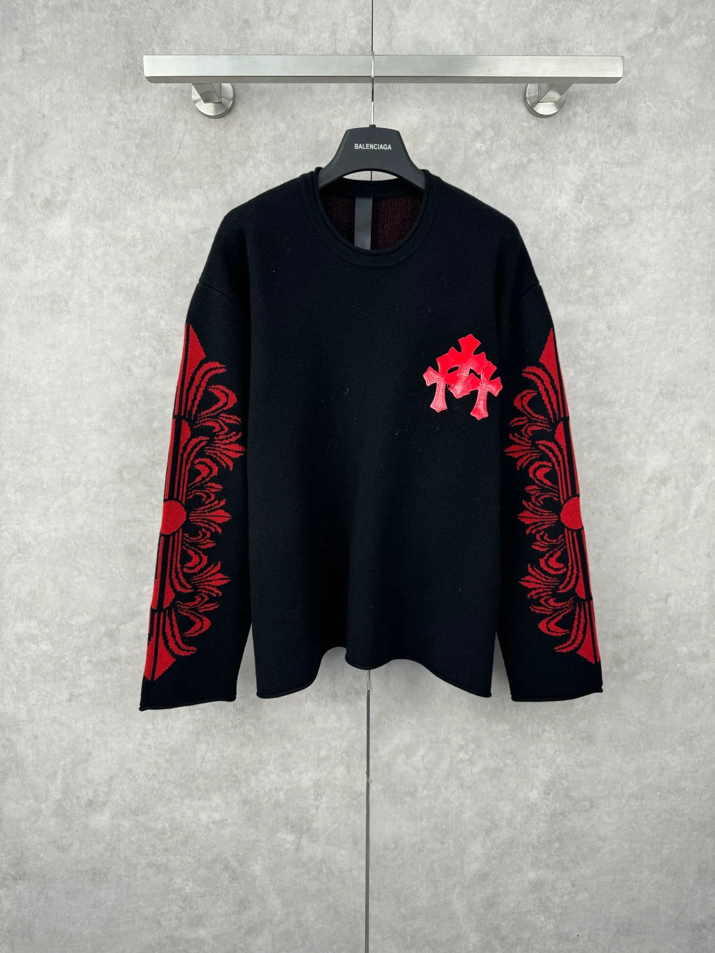 P550 Chrome Hearts 2025 wool patent leather sweater SIZE S/M/L (the only correct version on the market, patent lambskin, hand-stitched) The main body fabric is made of custom-woven and dyed cashmere blended yarn, 12-needle imported machine sesame base jacquard, which takes nearly 200 minutes. The chest cross leather is genuine patent leather sheepskin. The cross sheepskins are all hand-sewn. The labor cost is extremely high.